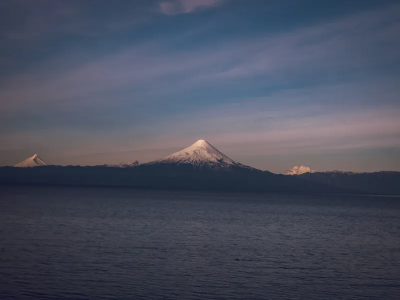 Volcán Osorno y un lago al anochecer